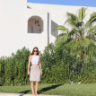 Chica joven paseando por las zonas exteriores del hotel
